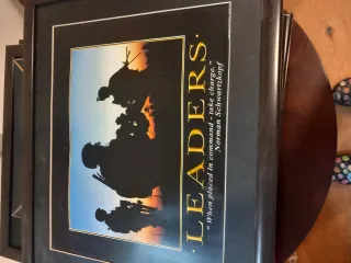 Quadri con cornice nera e immagine