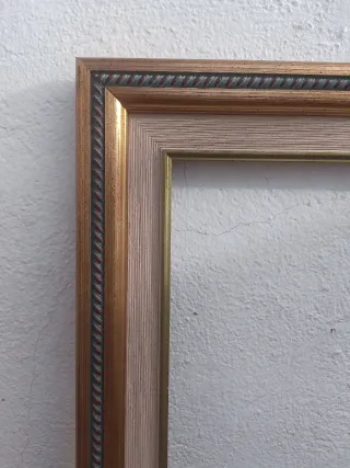 Marco de madera dorado