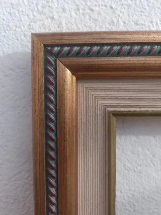 Marco de madera dorado