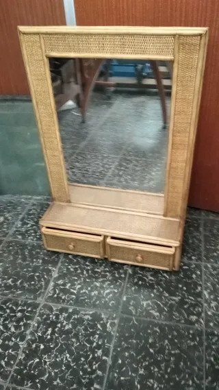 Espejo de ratán con cajones