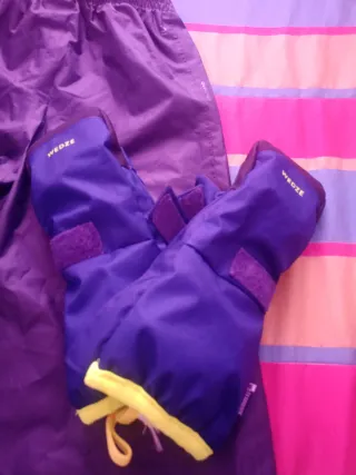 Sobrepantalón senderismo impermeable y guantes