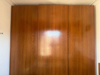 Guardaroba in legno con tre ante scorrevoli