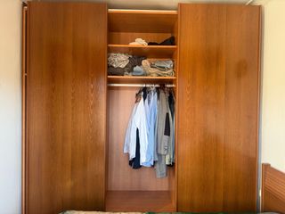 Guardaroba in legno con tre ante scorrevoli