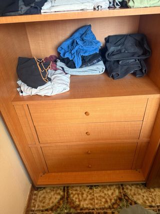 Guardaroba in legno con tre ante scorrevoli