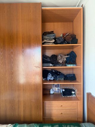 Guardaroba in legno con tre ante scorrevoli