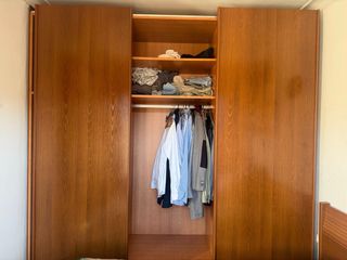 Guardaroba in legno con tre ante scorrevoli