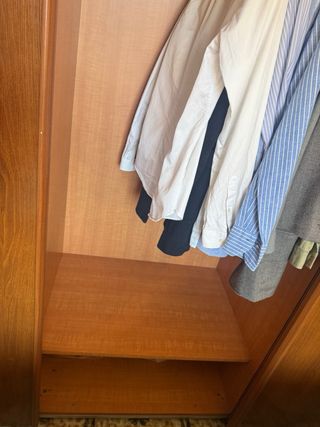 Guardaroba in legno con tre ante scorrevoli