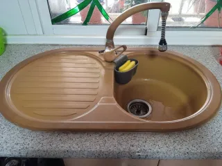 Fregadero y grifo marrón/plateado