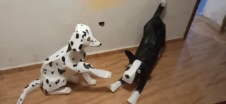 Figuras de papel maché de perros