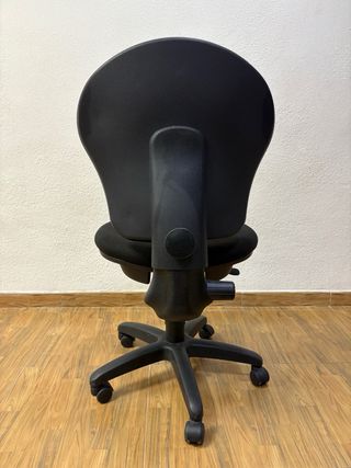 Silla de oficina giratoria negra
