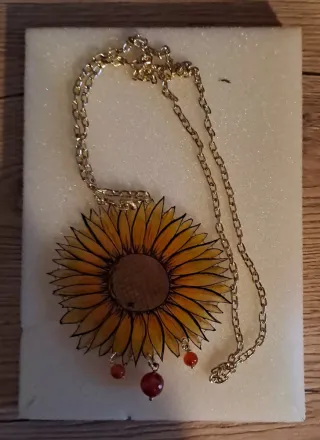 Collana girasole con pietre rosse