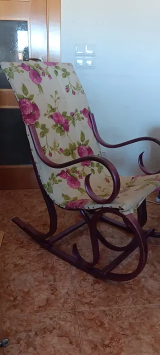 Mecedora floral rosa y morada