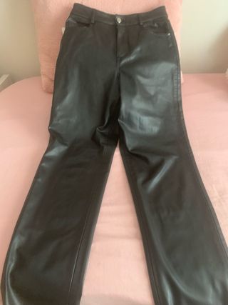 Pantalón Zara efecto piel negro Talla 36