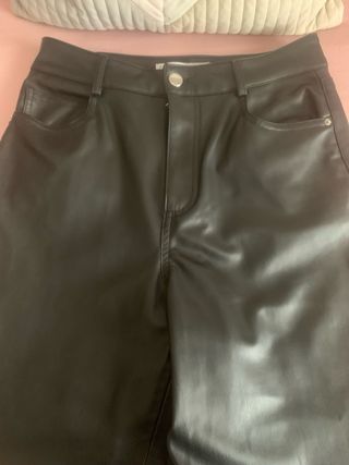 Pantalón Zara efecto piel negro Talla 36
