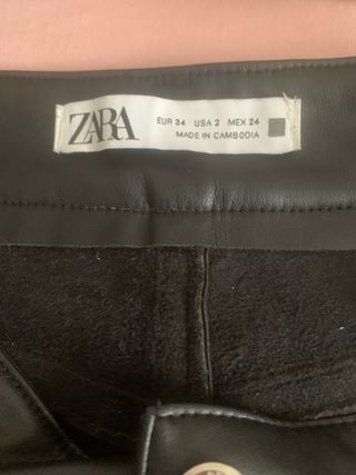 Pantalón Zara efecto piel negro Talla 36