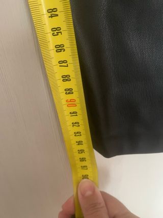 Pantalón Zara efecto piel negro Talla 36