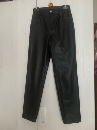Pantalón Zara efecto piel negro Talla 36