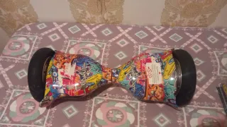 Hoverboard con diseño graffiti y cargador