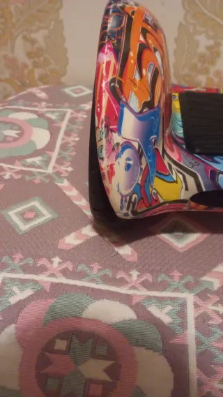 Hoverboard con diseño graffiti y cargador