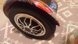 Hoverboard con diseño graffiti y cargador
