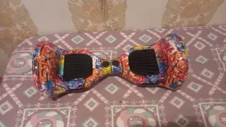 Hoverboard con diseño graffiti y cargador