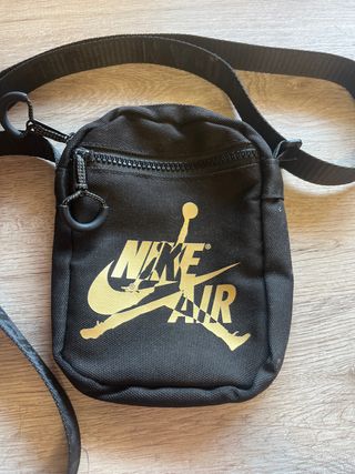 Riñonera Nike Air Jordan Negra y Dorada