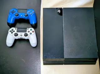 Consola PS4 con 2 mandos (azul y blanco)