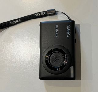 Cámara compacta Yashica negra