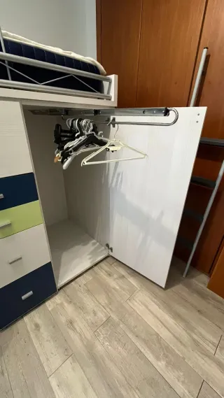 Cama alta con escritorio y almacenaje