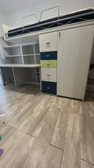 Cama alta con escritorio y almacenaje