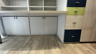 Cama alta con escritorio y almacenaje