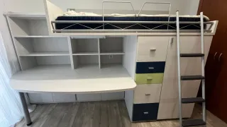 Cama alta con escritorio y almacenaje