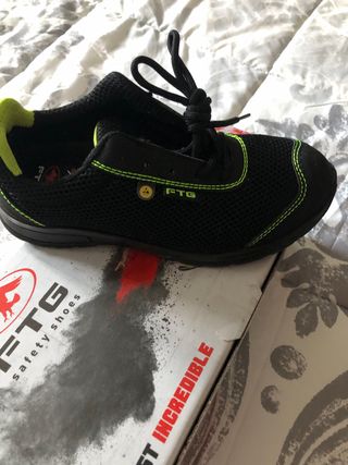 Zapatos de seguridad FTG negros y verdes