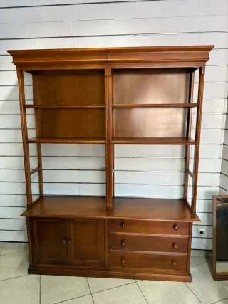 Estantería de madera marrón