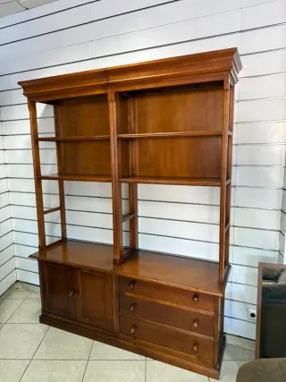 Estantería de madera marrón