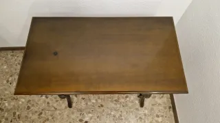 Mesa auxiliar de madera marrón