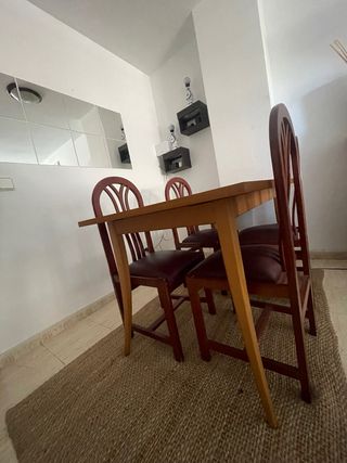 Mesa de comedor de madera