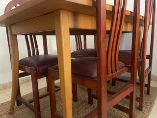 Mesa de comedor de madera