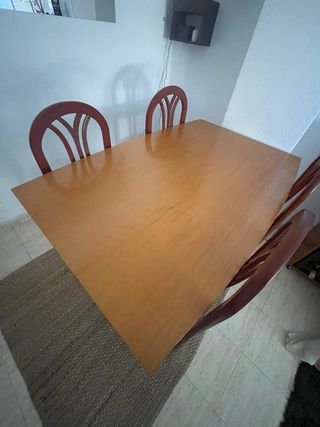 Mesa de comedor de madera