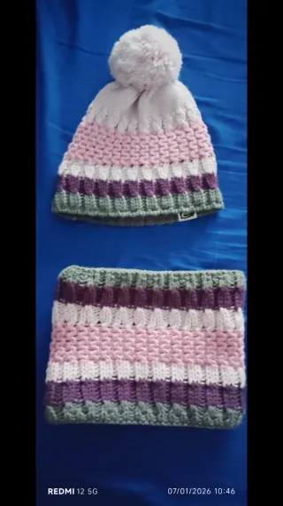 Gorro-bufanda de lana tejido con pompón