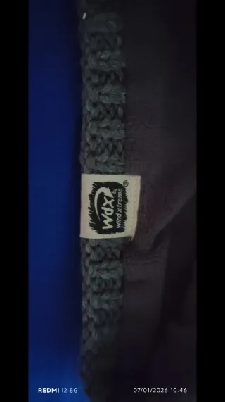 Gorro-bufanda de lana tejido con pompón