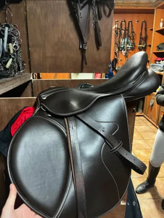 Silla de montar de cuero sintético