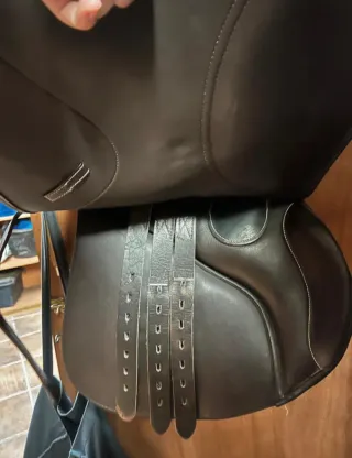 Silla de montar de cuero sintético