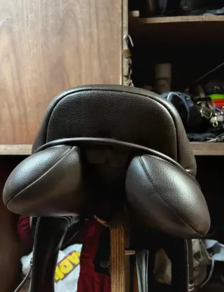 Silla de montar de cuero sintético