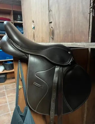 Silla de montar de cuero sintético