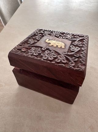 Caja de madera tallada con elefante