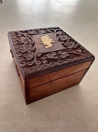 Caja de madera tallada con elefante