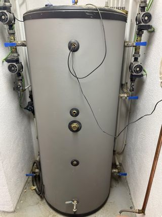 Caldera de pellets y leña DOMUSA con acumulador