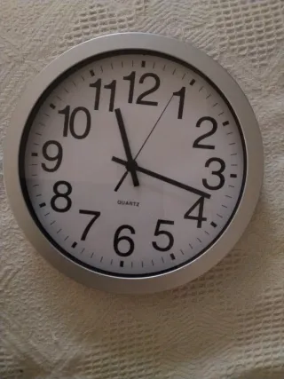 Reloj de Pared Plateado y Blanco