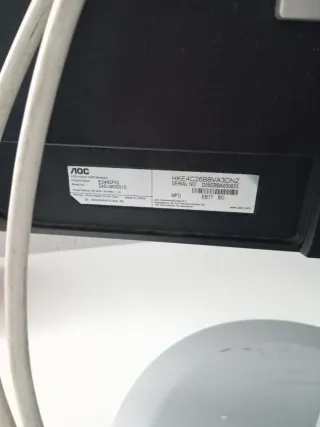 Pantalla de ordenador plateada y negra